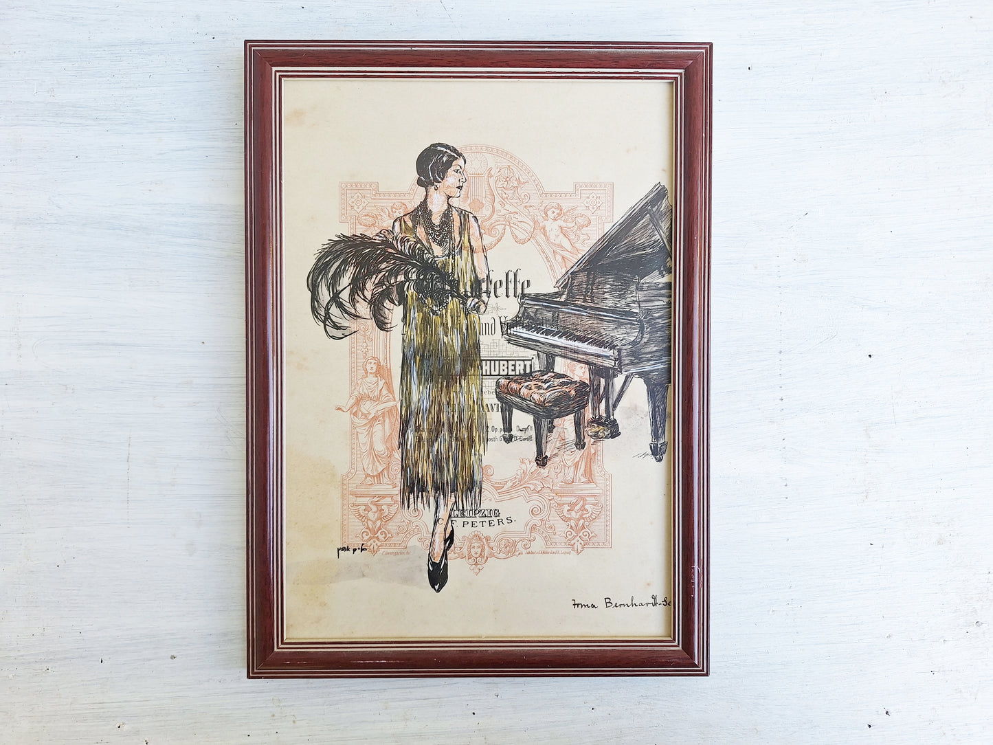 תמונה ממוסגרת אישה ופסנתר