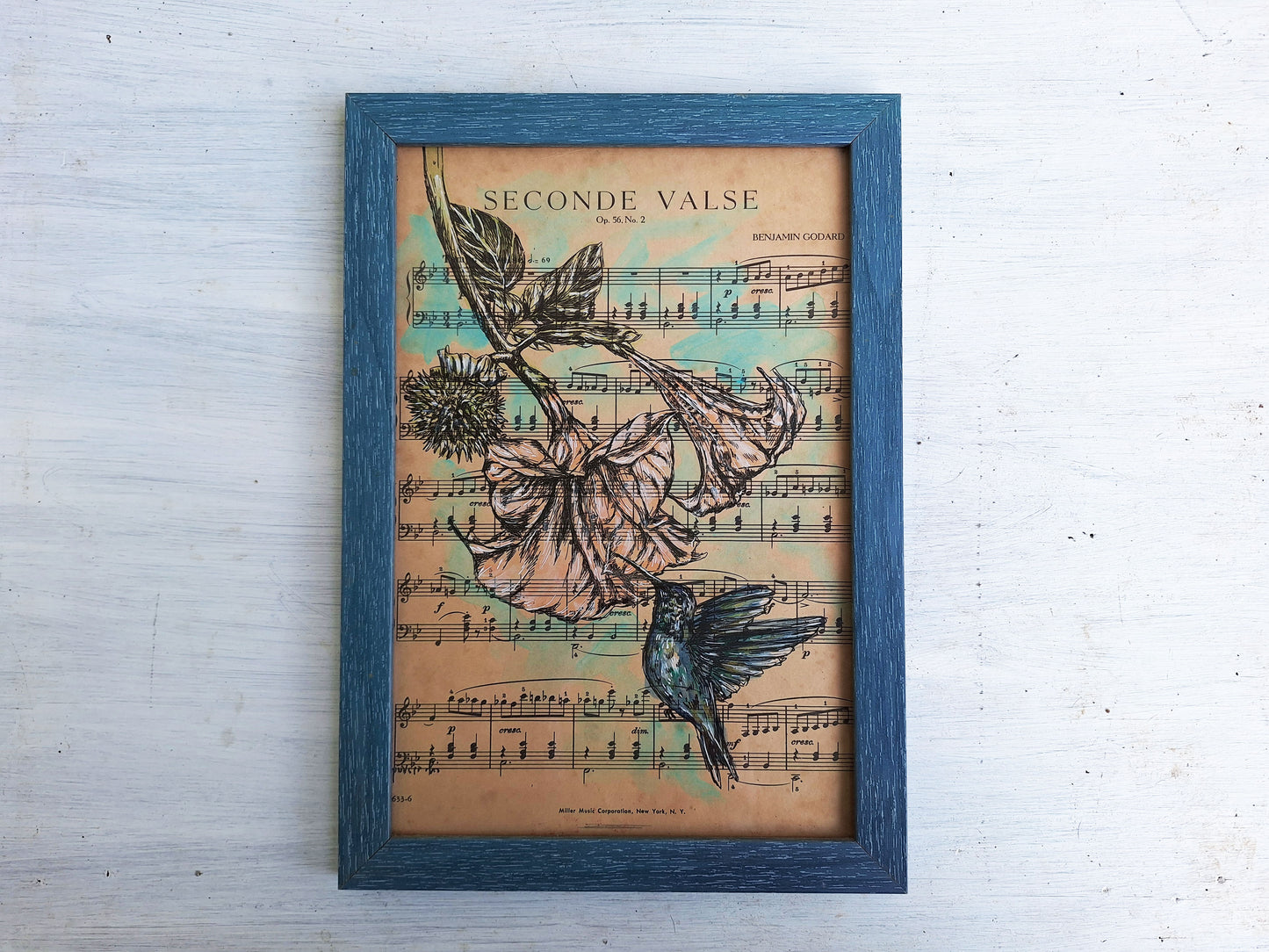 תמונה במסגרת פרח דטורה וצופית