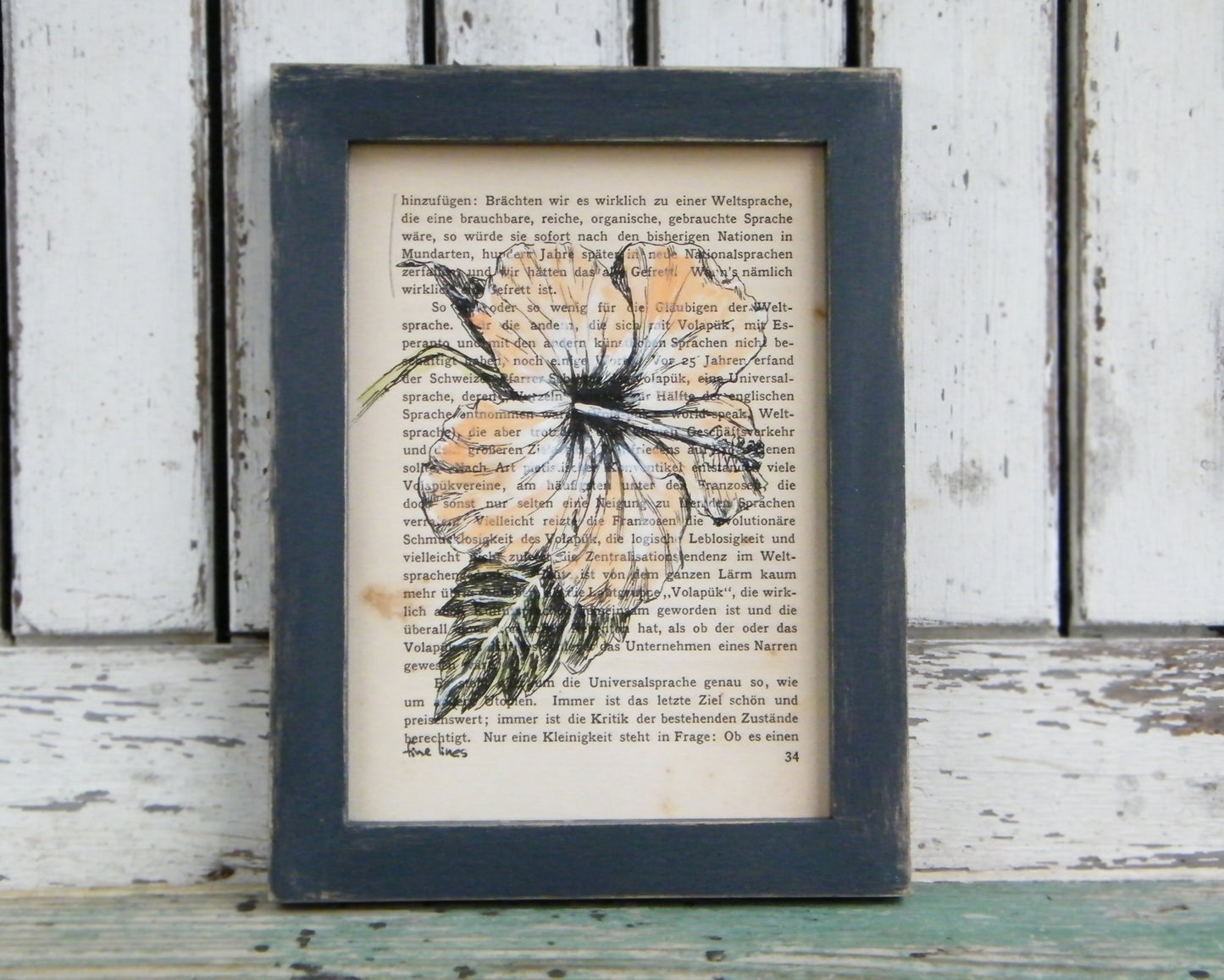 הדפס פרח היביסקוס על נייר מספר ישן