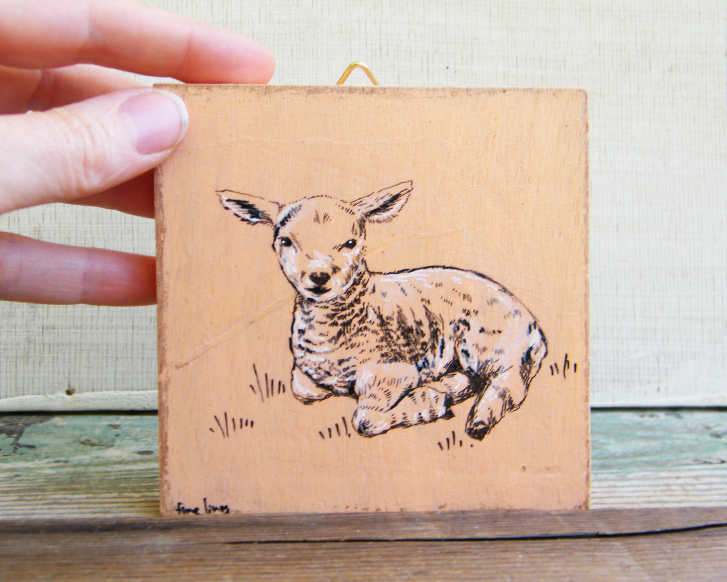 תמונה קטנה מעץ כבשה חמודה