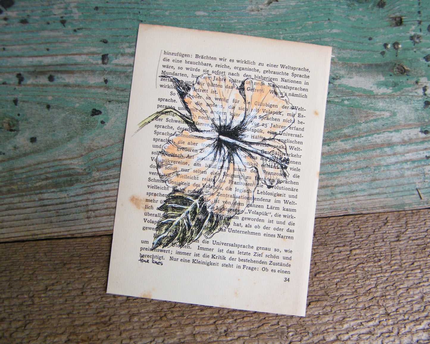 הדפס פרח היביסקוס על נייר מספר ישן