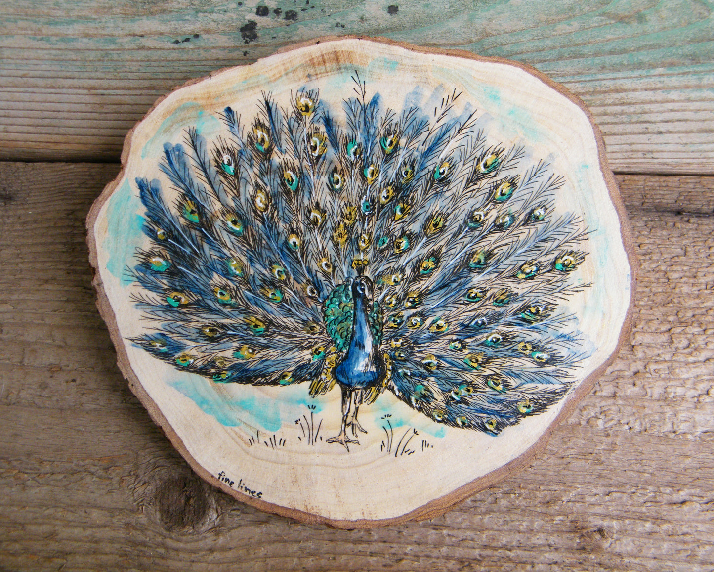 תמונה מעץ טבעי טווס עם זנב פרוש
